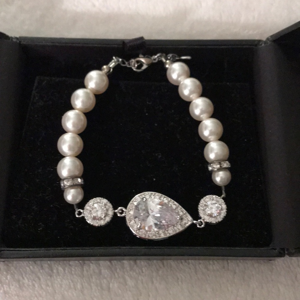 Elegant rhinestone and pearl bracelet